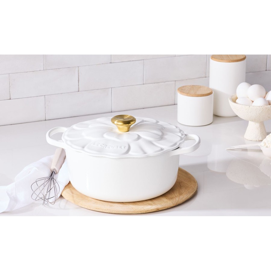 additioanl image for  Le Creuset Petal Rd. Casserole Wht 26 cm 