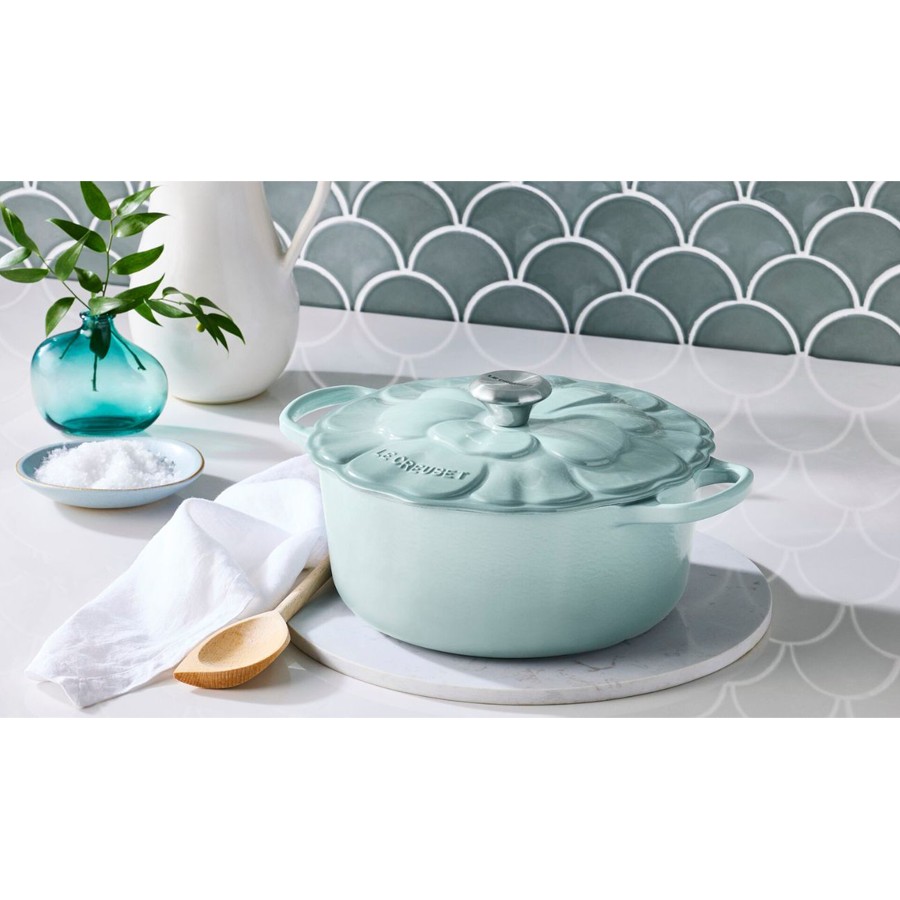additioanl image for  Le Creuset Petal Round Cass S/Salt 26 cm 