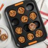 Le Creuset Bakeware 12 Mini-cup Muffin Tray 24cm Black - Image 2