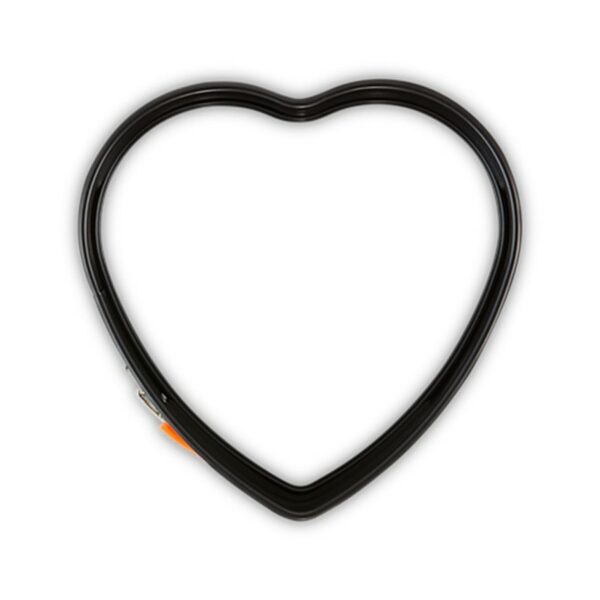 Le Creuset Heart-Shaped Springform Tin - Image 5